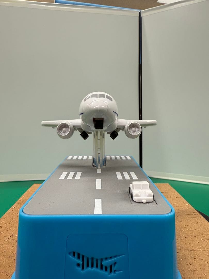 美品新品未開封！希少です。飛行機貯金箱 ANA Ver タイヤの収納が綺麗！