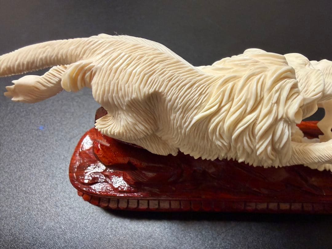 ライオンと獲物の彫刻置物