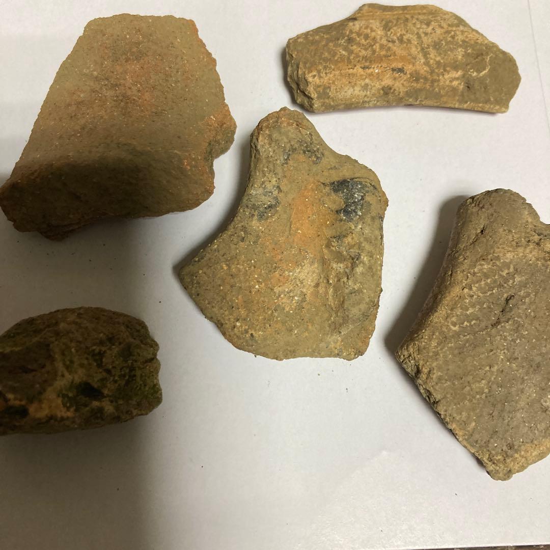 縄文時代の石皿、石斧、土器破片