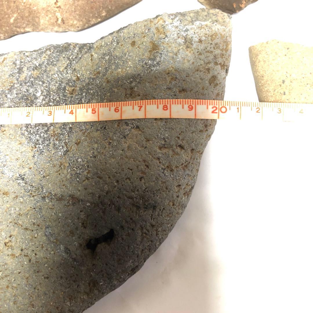 縄文時代の石皿、石斧、土器破片