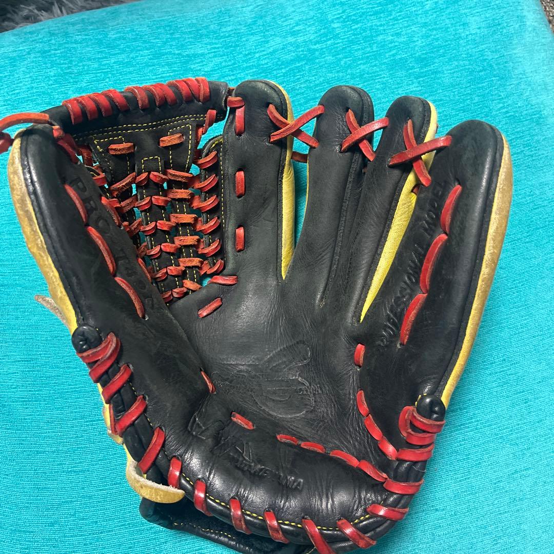 軟式グローブ 黒と赤 レースアップ