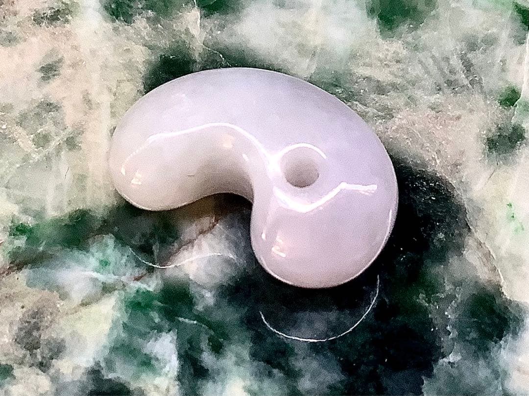 今回の原石大当たり‼️極上*氷*糸魚川翡翠勾玉アイスジェイド　幸運御守り　鑑別書付