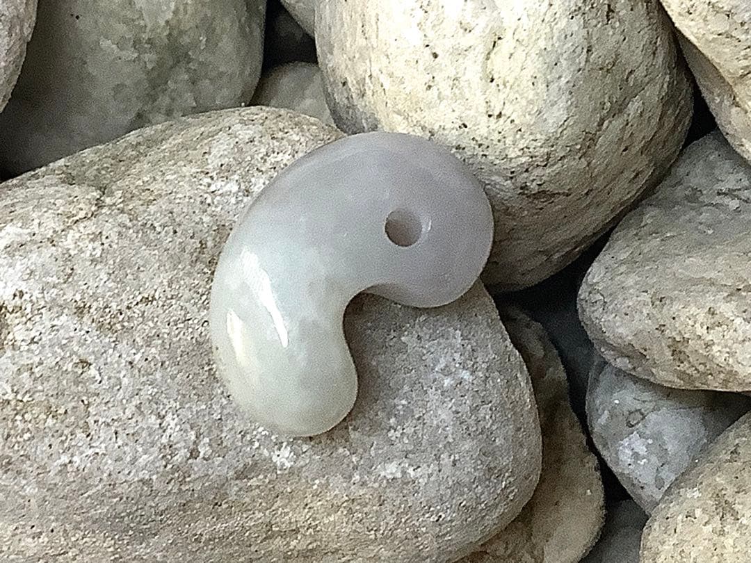 今回の原石大当たり‼️極上*氷*糸魚川翡翠勾玉アイスジェイド　幸運御守り　鑑別書付