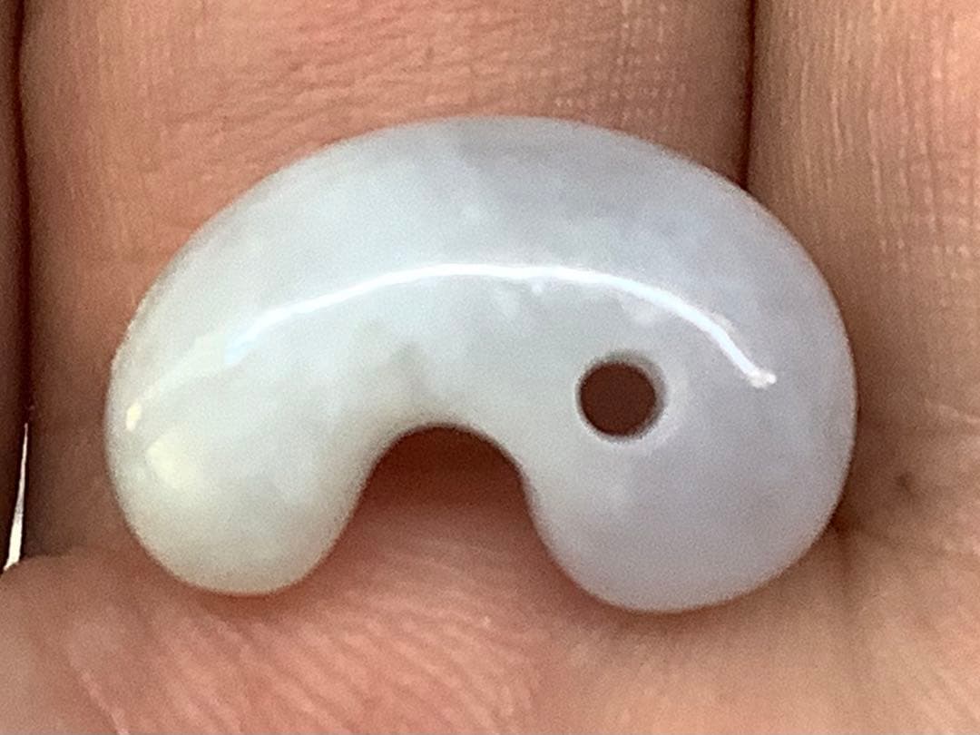 今回の原石大当たり‼️極上*氷*糸魚川翡翠勾玉アイスジェイド　幸運御守り　鑑別書付