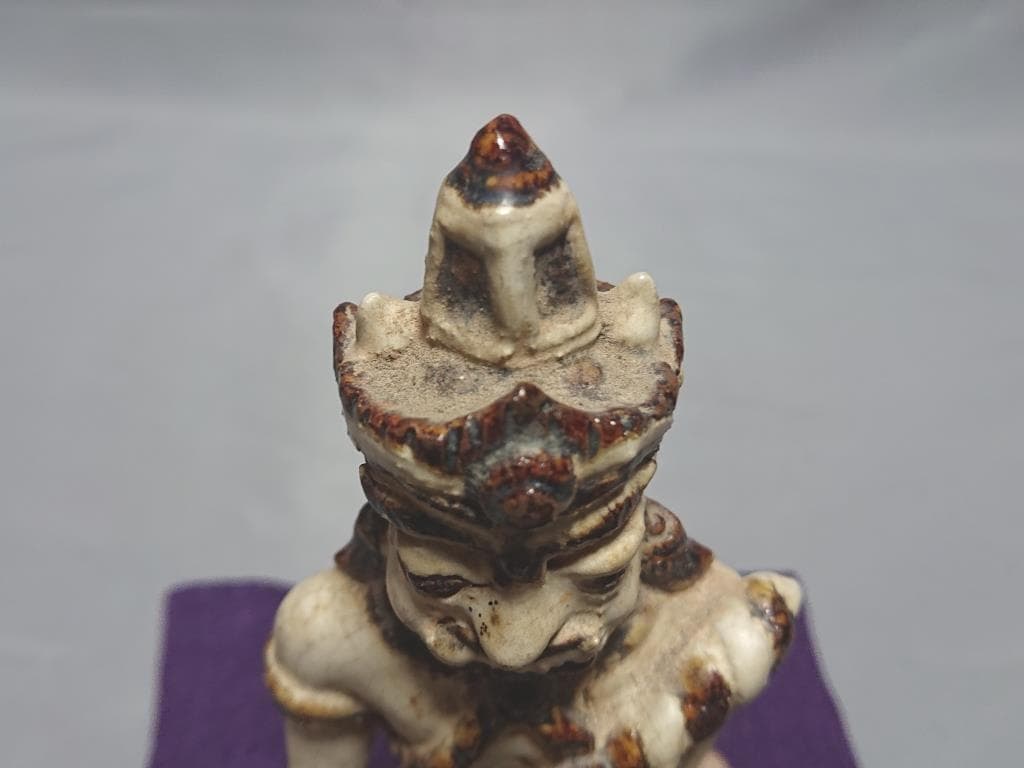 コレクター収集品　タイ　スワンカローク　コウノイ窯　白濁鉄絵武人像