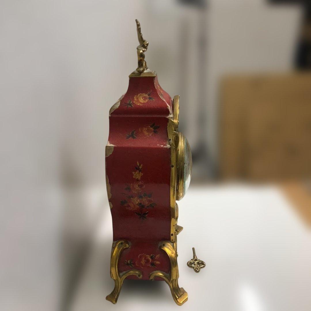 送料無料 アンティーク風 置時計 手巻き式 花模様 ゴールド装飾 251104