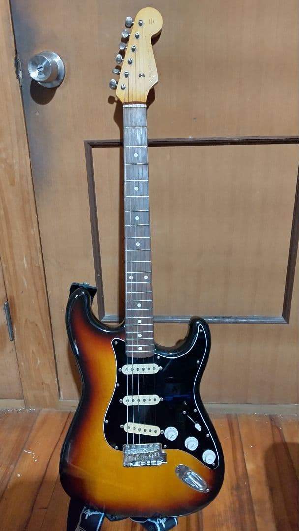 フェンダー・ジャパン、ストラトキャスター - カラー: サンバースト