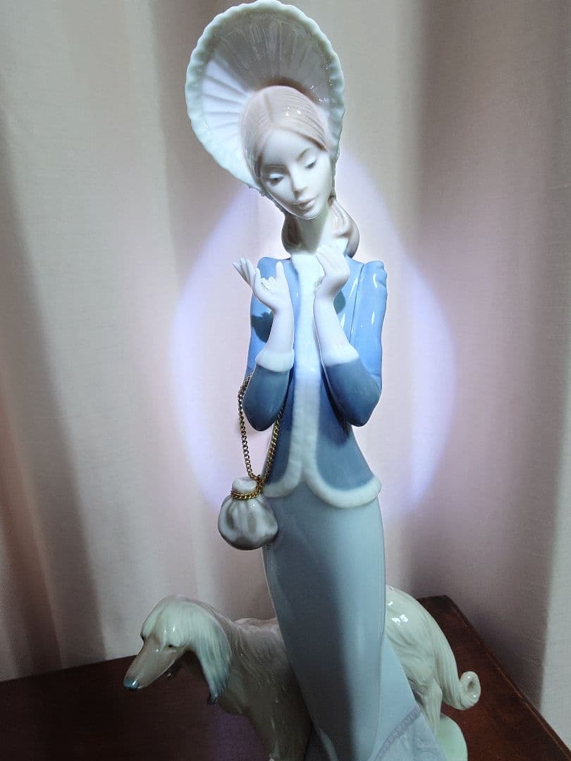 専用J様　LLADRO　青と白の陶器製女性像と犬