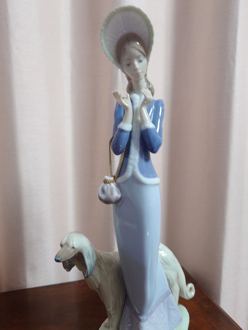 専用J様　LLADRO　青と白の陶器製女性像と犬