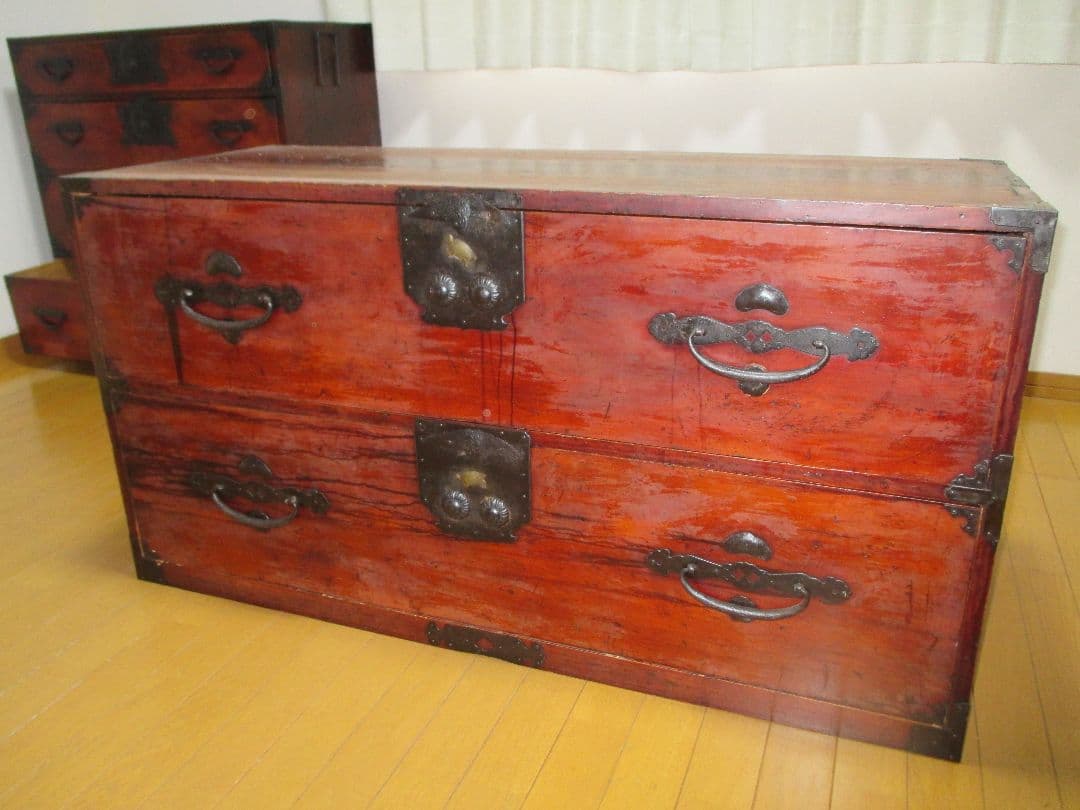 伝統的な日本のアンティーク木製箪笥