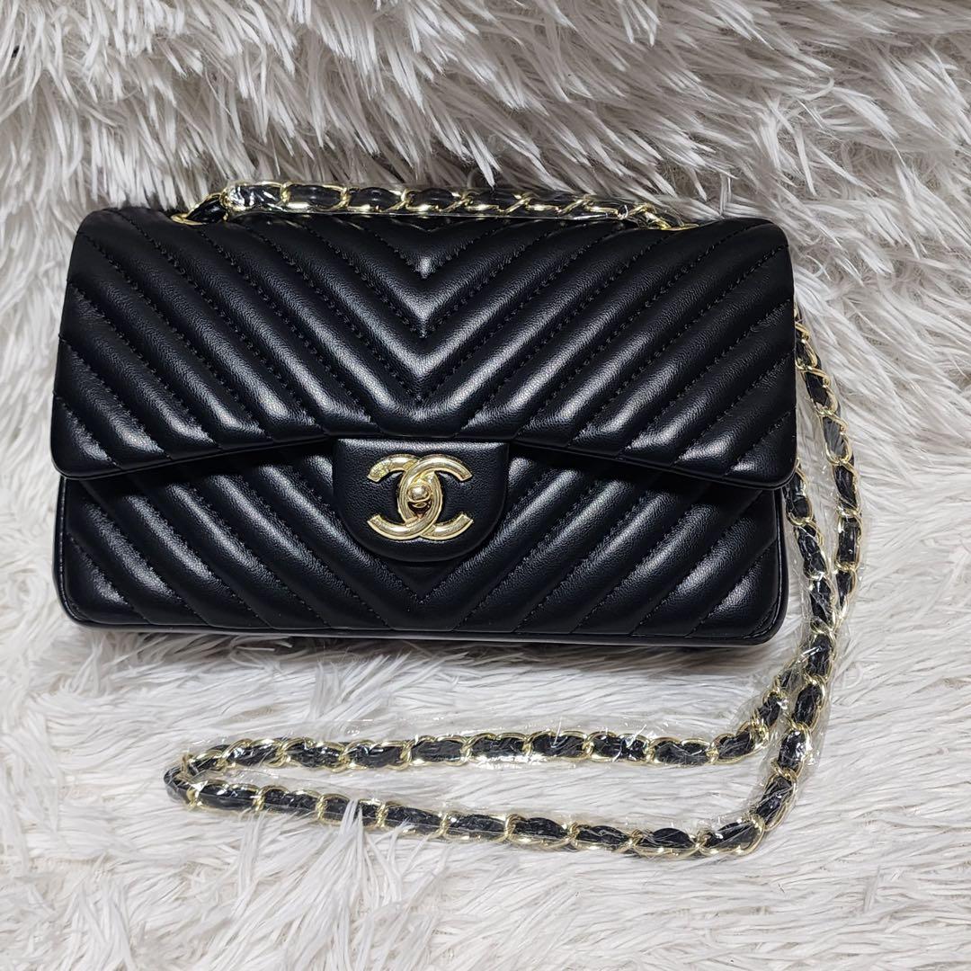 CHANEL ショルダーバッグ　Vステッチ　ノベルティ　シャネル　黒