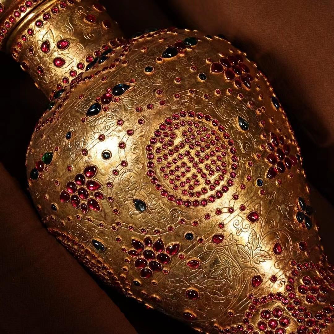 中国古美術・旧蔵鏨刻鎏金の宝石を嵌め花瓶・純銅・箱付き・高浮彫り・置物・文房具