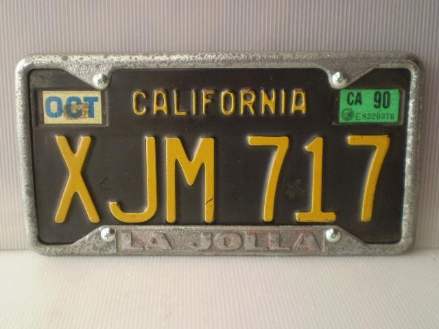 XJM 717' California'カルフォルニアライセンスプレート。