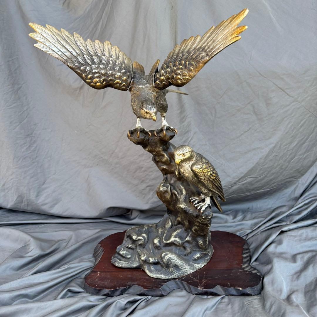 Hy131　鷹の置物　金属製　オブジェ　木製台座付き　刻印あり　インテリア