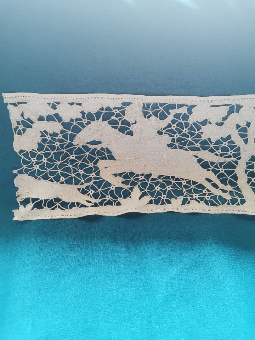 アンティーク フランス 狩猟の光景 鹿・騎馬者・犬 カットワーク リネンクロス