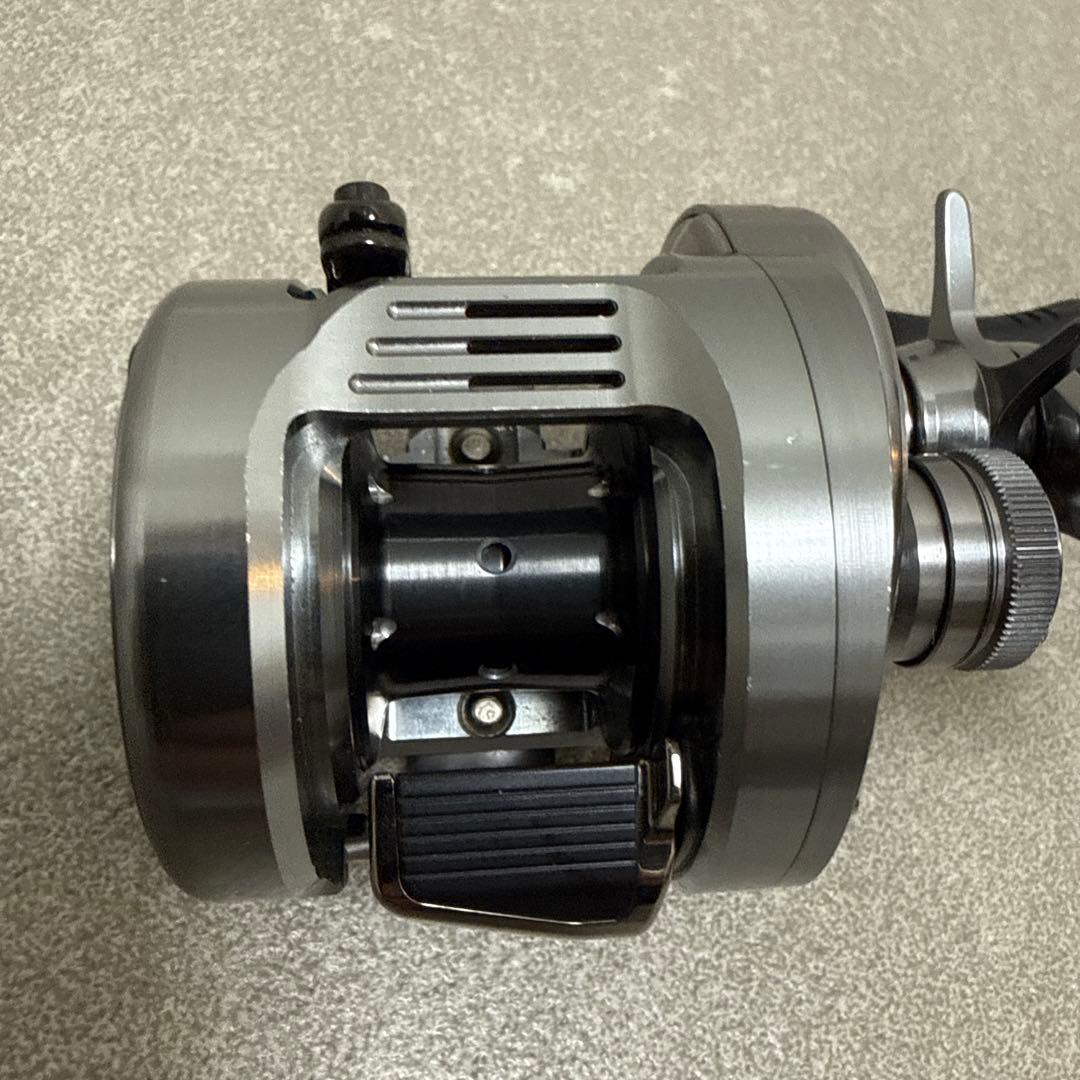 【美品】シマノ　20カルカッタコンクエスト　DC100　右ハンドル