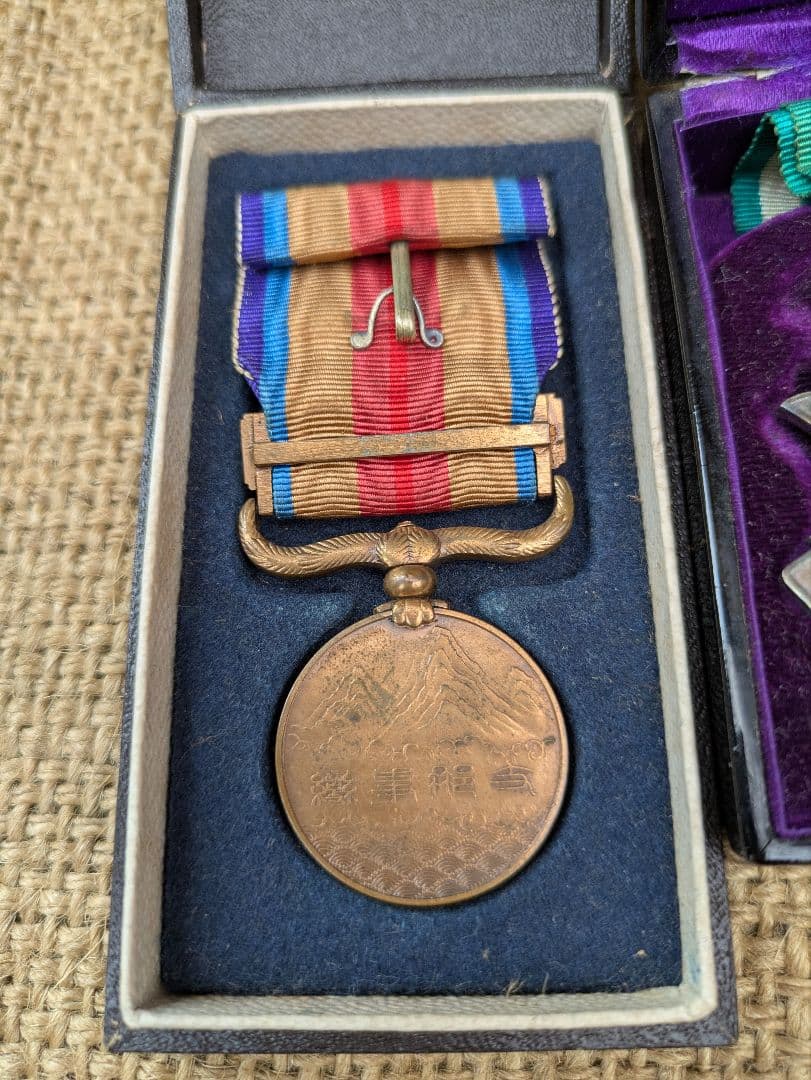 旧日本軍勲章　5種　大満洲國建國功労章　勲八位景雲章　功七級金鵄章ほか