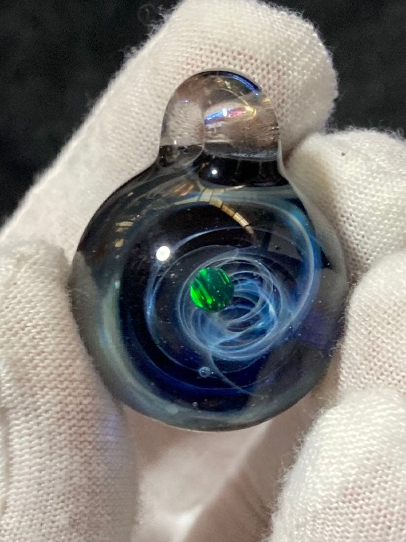 凄く綺麗なグリーンのオパールの入った宇宙ガラス。