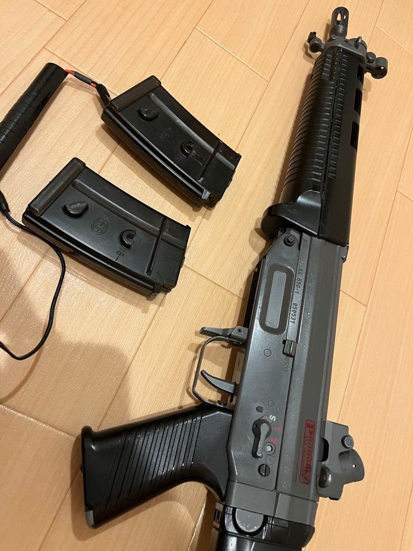 東京マルイ　電動ガン SIG 551 バースト　マガジン2個 充電器付き