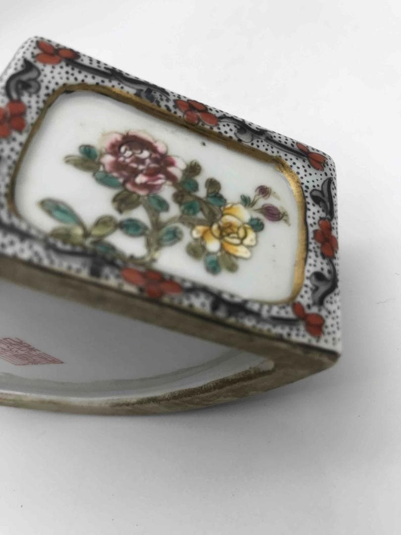 清道光時代 【大清道光年製】在銘 粉彩 琺瑯彩金彩錦雞墨彩詩文水丞(F-16)