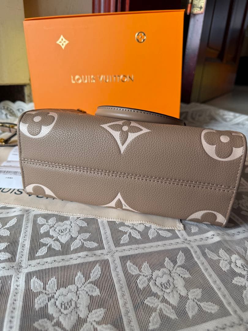 ベージュ モノグラム ショルダーバッグ