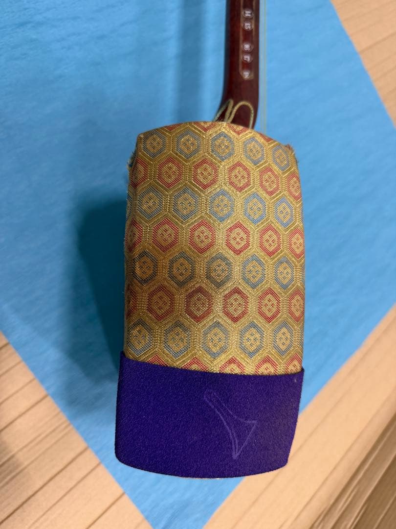 ケース付き三味線 本体 皮破れ 伝統的な模様の布装飾　棹継ぎ有 撥胴掛け教本付き