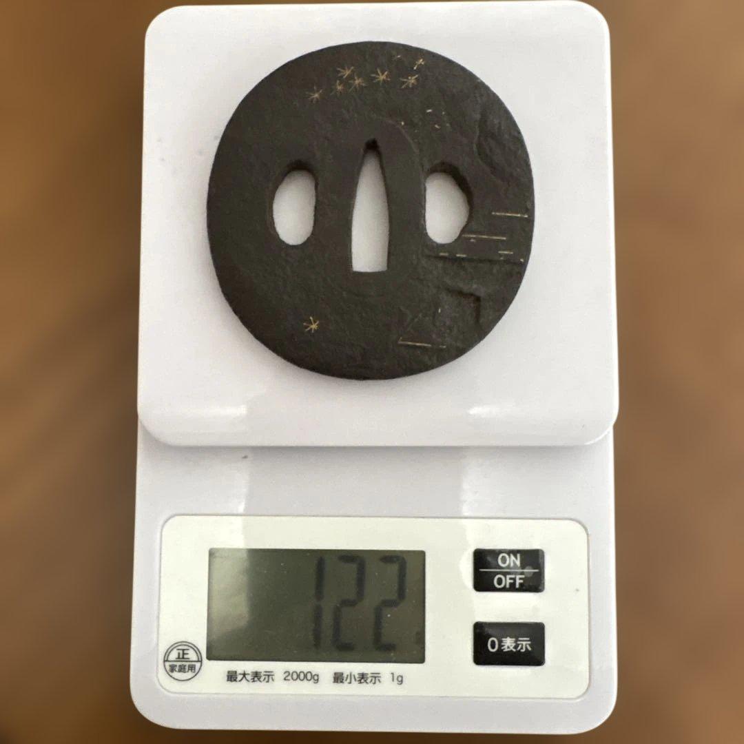 日本刀の鍔　アンティーク　美術品　工芸品　刀装具　紅葉模様の黒色金属鍔 122g