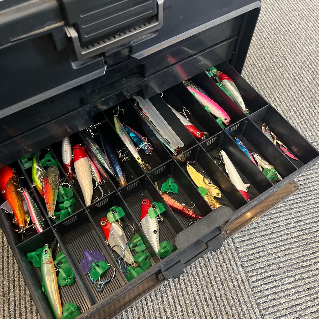 ルアーボックスとルアーなど