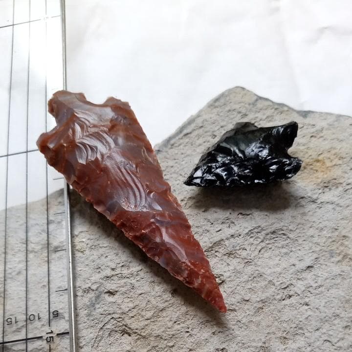 石器　有舌尖頭器　変成長石　黒曜石　矢じり　　180