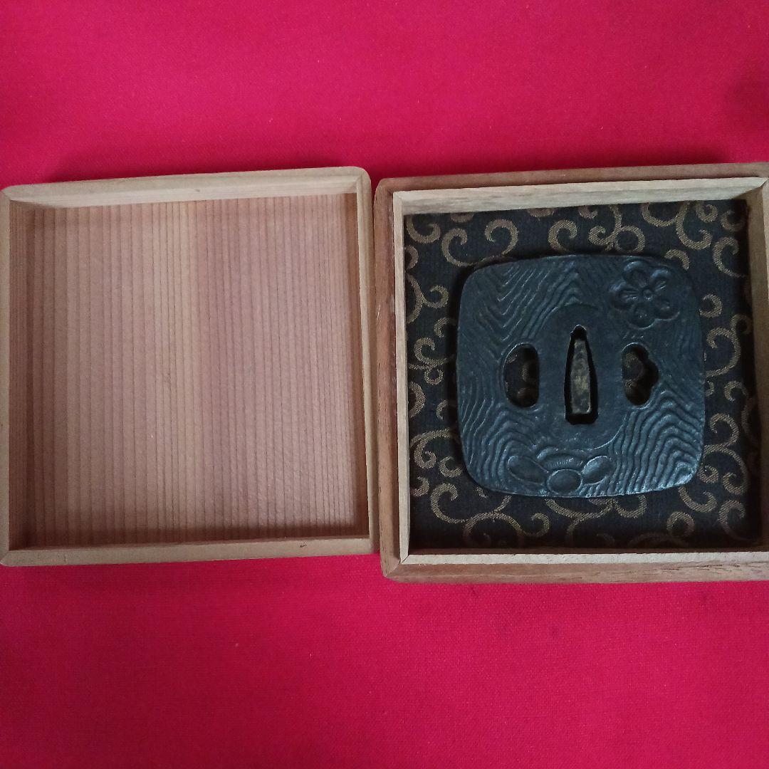 鍔　刀鍔　四角鍔　梅山水　鉄地　木箱付き