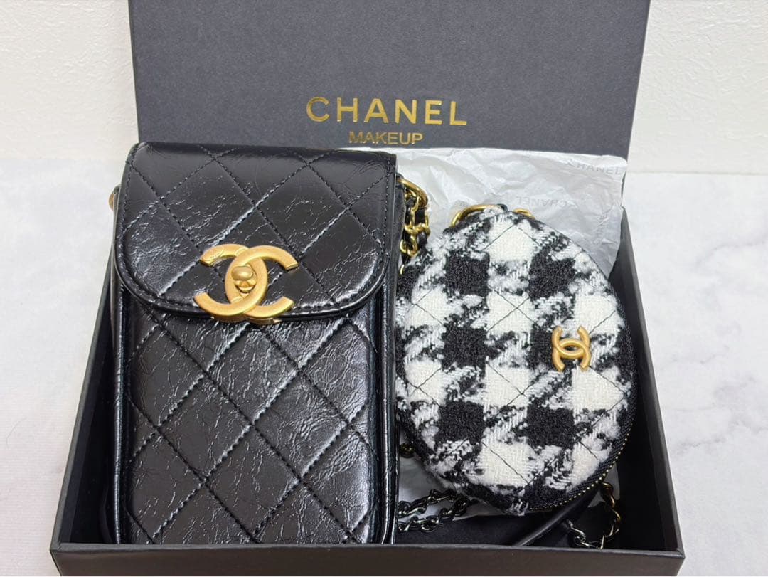 CHANELシャネルノベルティ　スマホショルダー　ケース