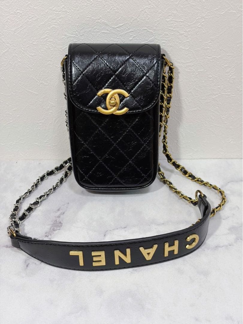 CHANELシャネルノベルティ　スマホショルダー　ケース