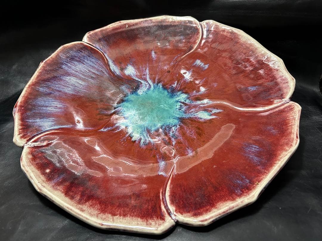 美しい古美術◾️蔵から美しい花がかたどられた大皿が出てかきました。