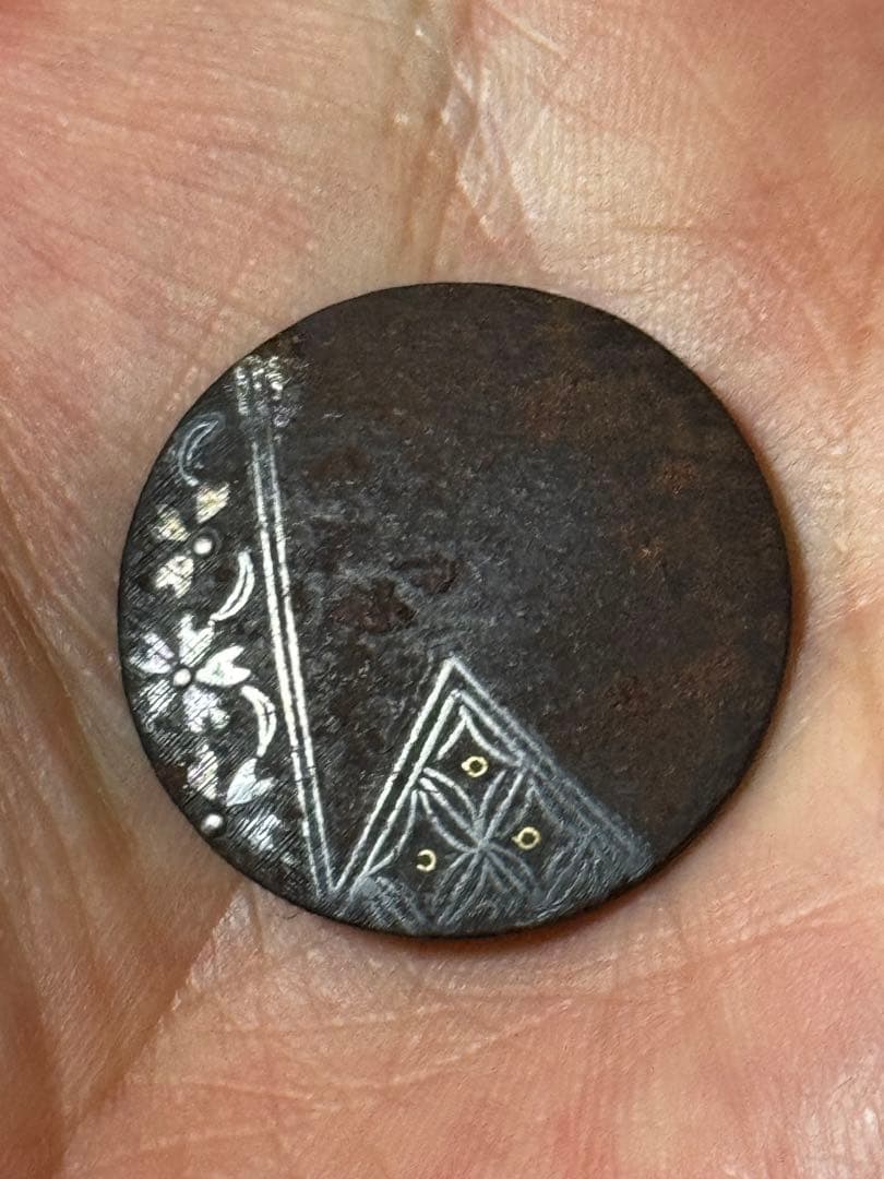 江戸期 古鉄製 金銀象嵌 花菱紋 丸型 根付 提げ物