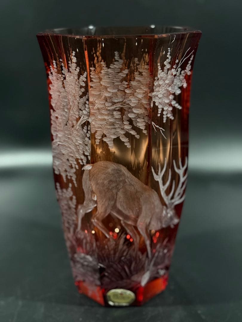 モーゼル クリスタル　赤色　鹿彫刻　八角形　花瓶