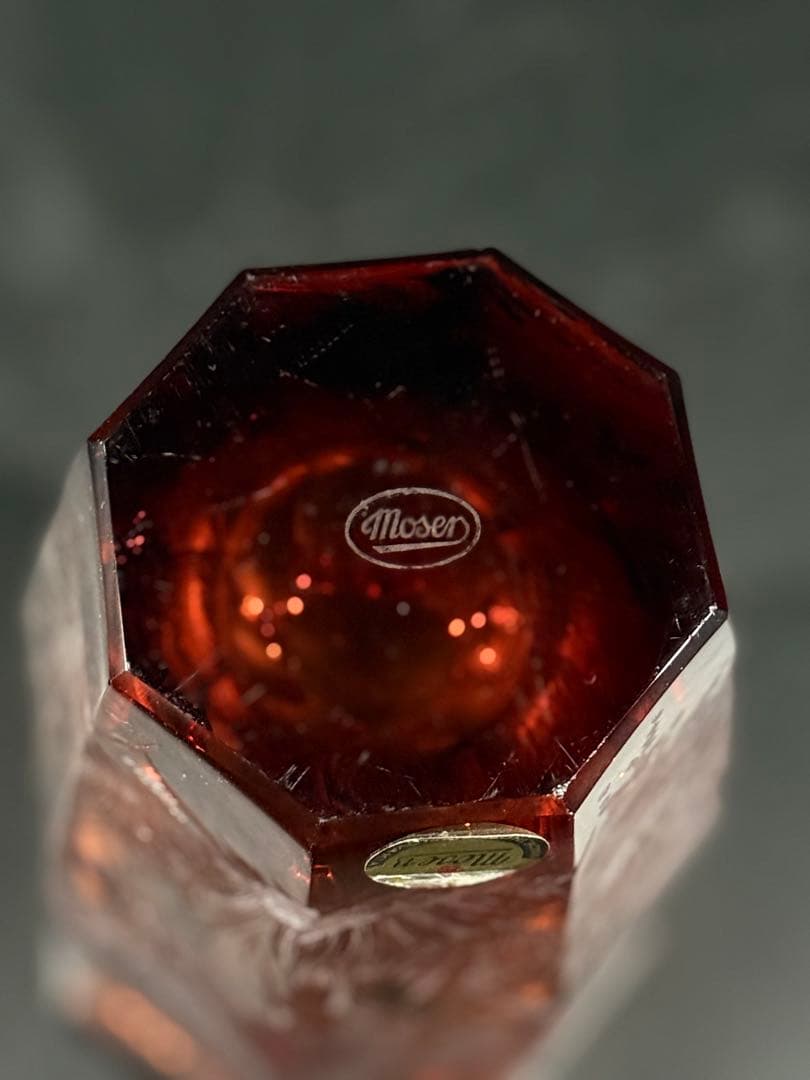 モーゼル クリスタル　赤色　鹿彫刻　八角形　花瓶
