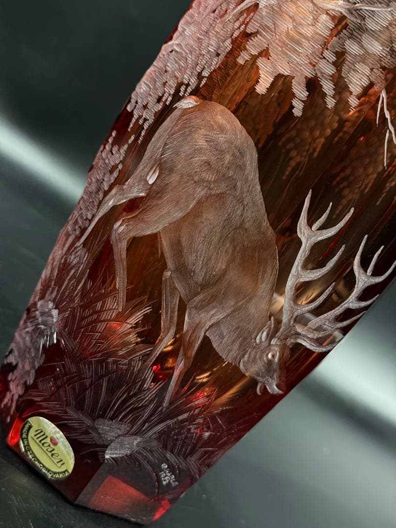 モーゼル クリスタル　赤色　鹿彫刻　八角形　花瓶