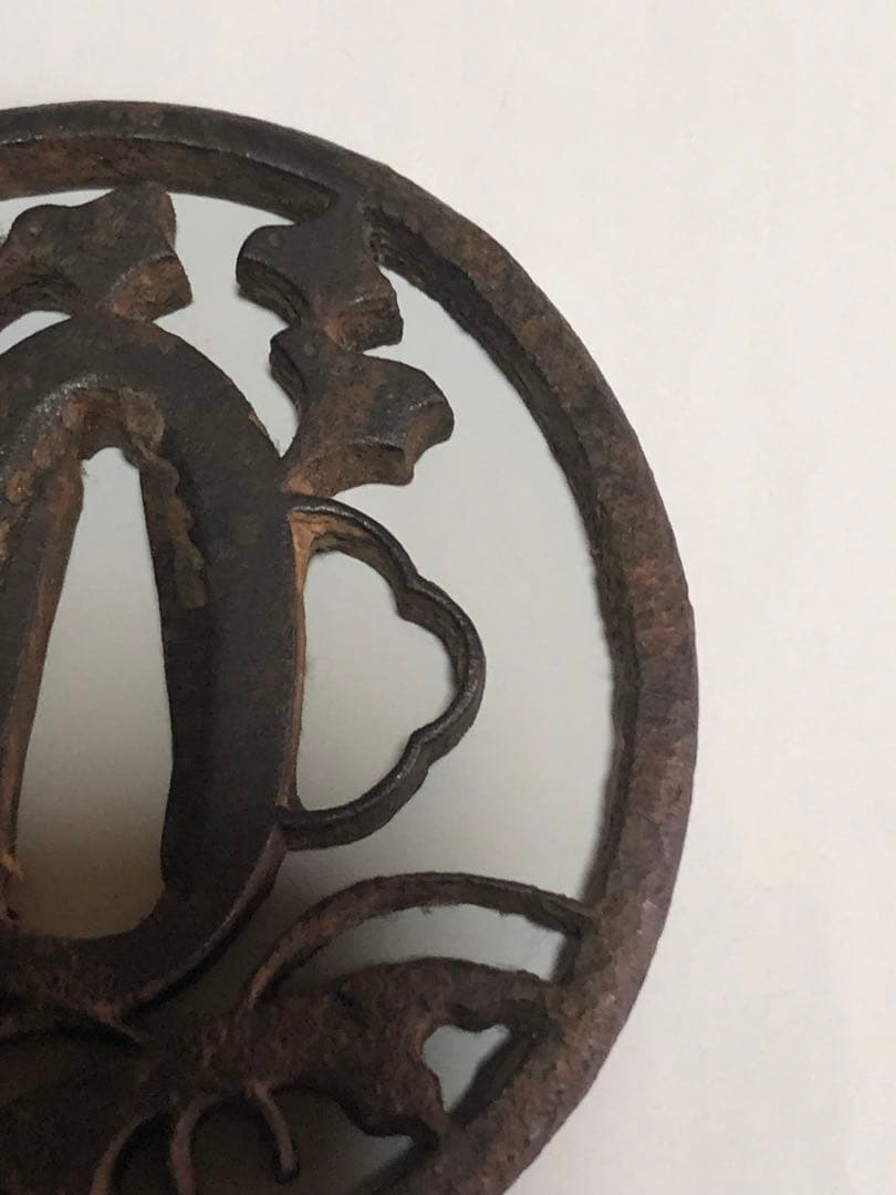 旧家蔵出し品　赤坂鍔　千鳥に蝶の図　鉄製　時代物　箱無し　刀装具　武具　透かし鍔