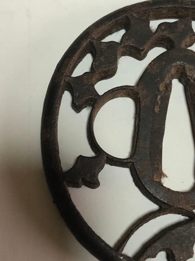 旧家蔵出し品　赤坂鍔　千鳥に蝶の図　鉄製　時代物　箱無し　刀装具　武具　透かし鍔