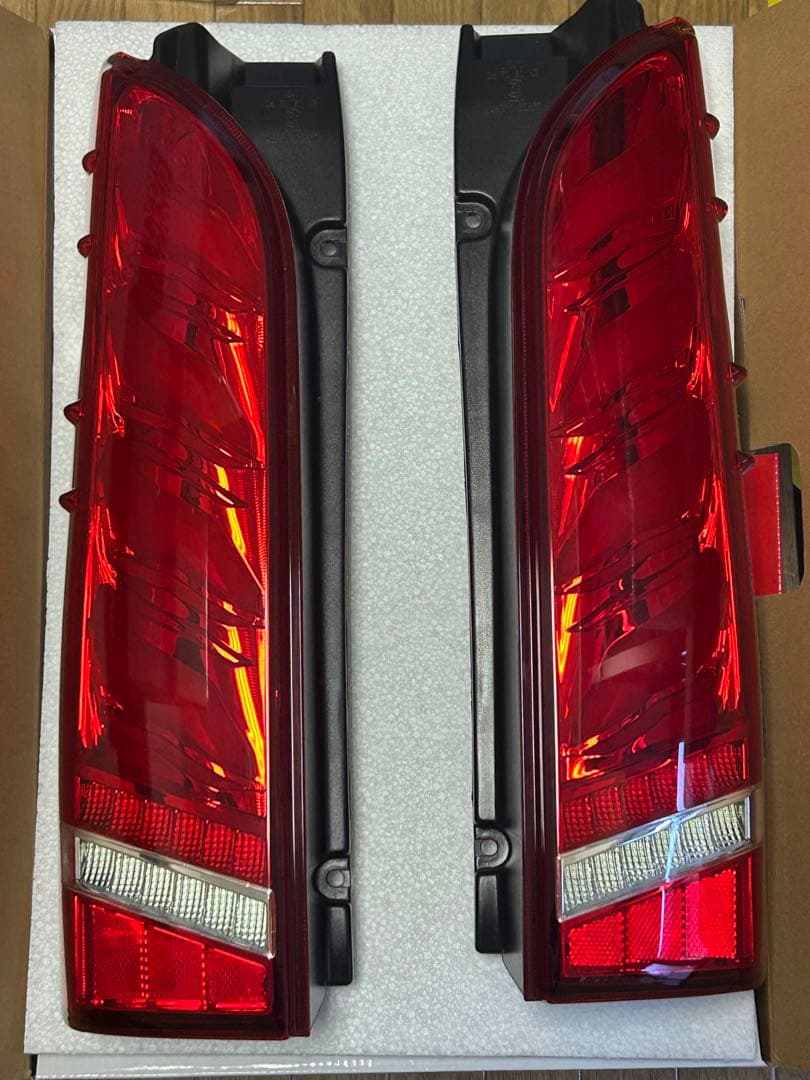 ★ハイエース ヴァレンティ ULTRA Y(ガンマ) LEDテールランプ　レッド