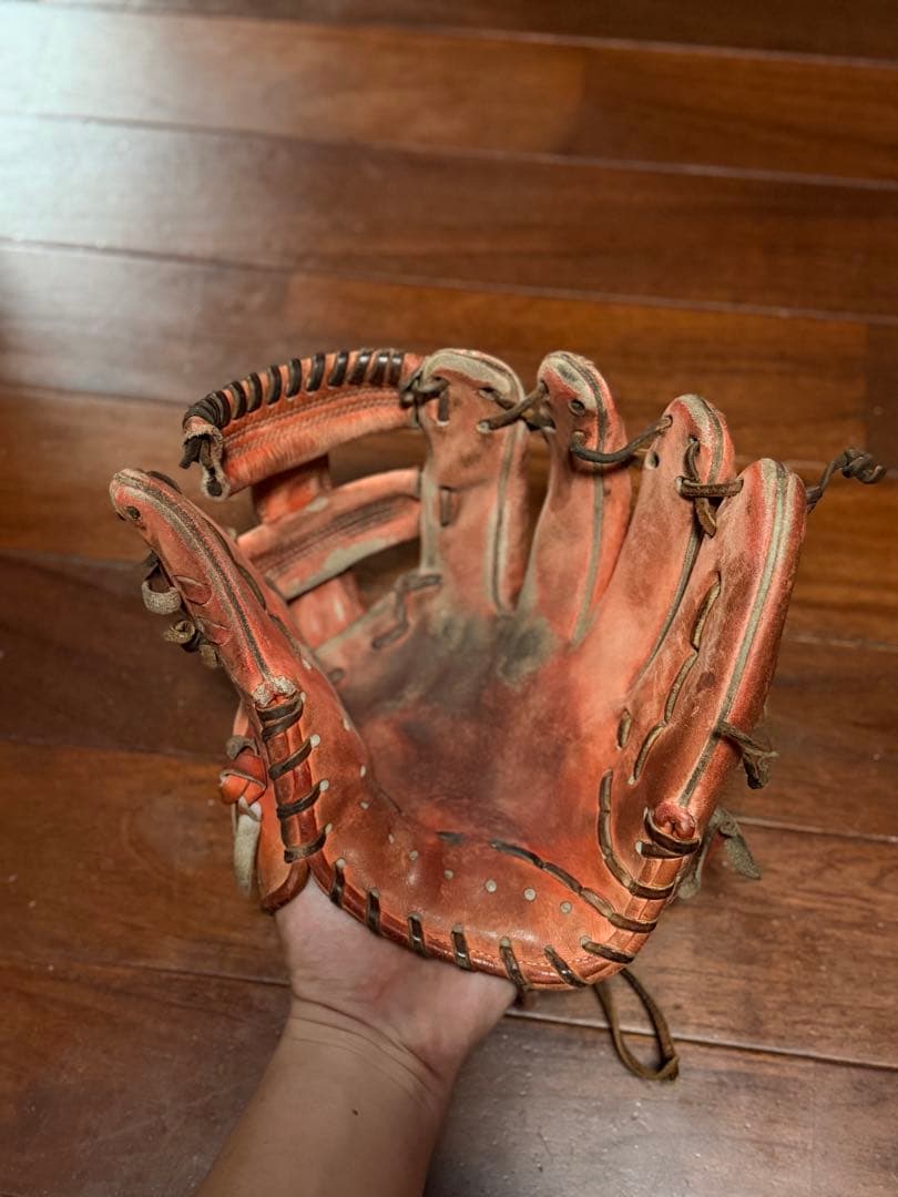 茶色の革製野球グローブ