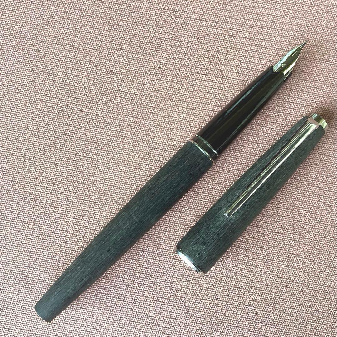 モンブランMONTBLANC 万年筆 ウッド調ボディ　ケース付未使用美品