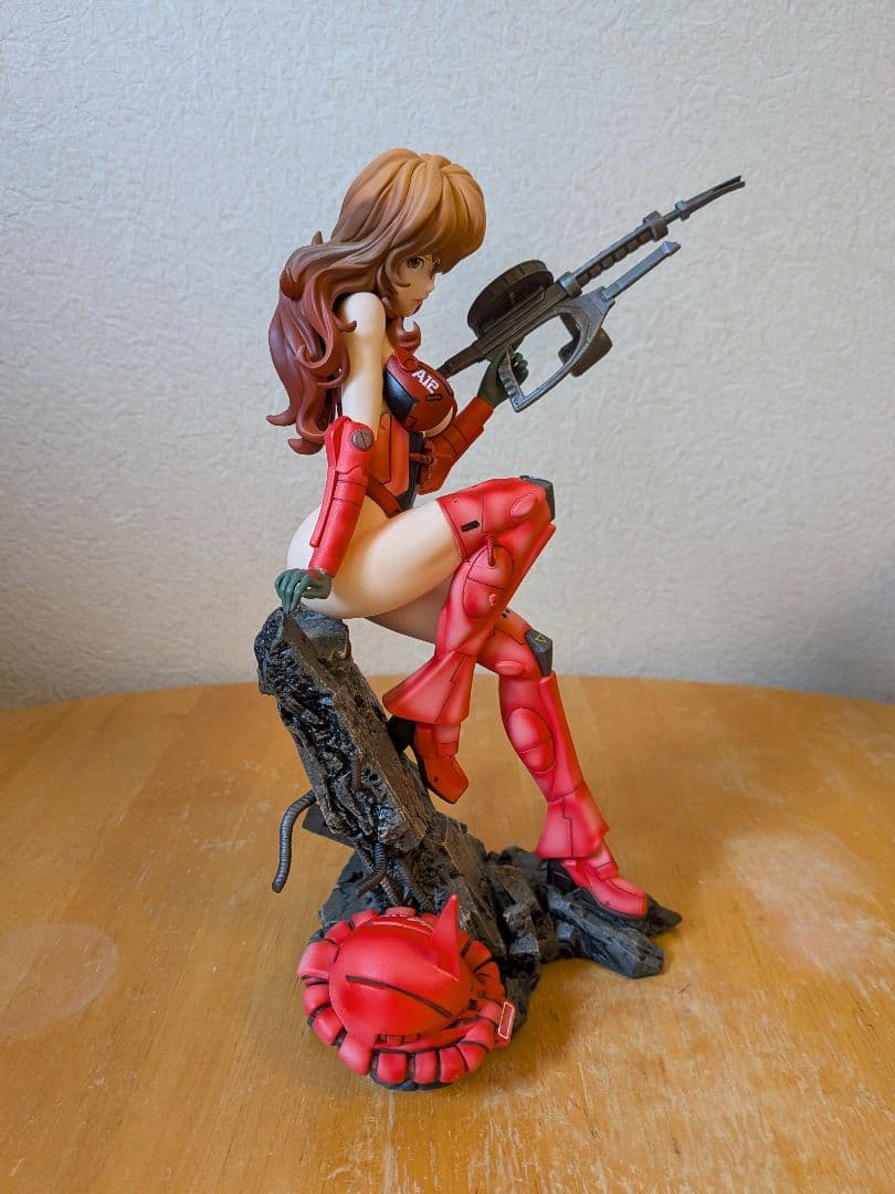 峰不二子フィギュア 赤 の戦闘服verライフル付き