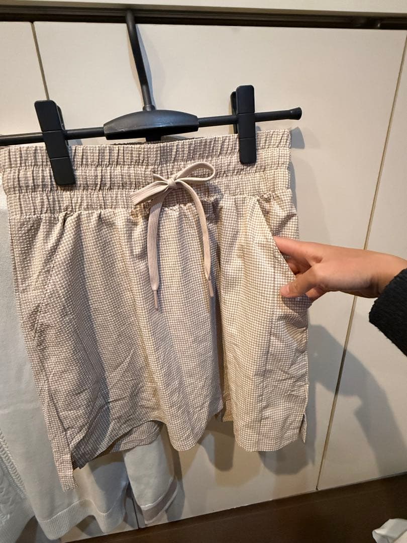 adidas 白ニットとベージュキュロットセット