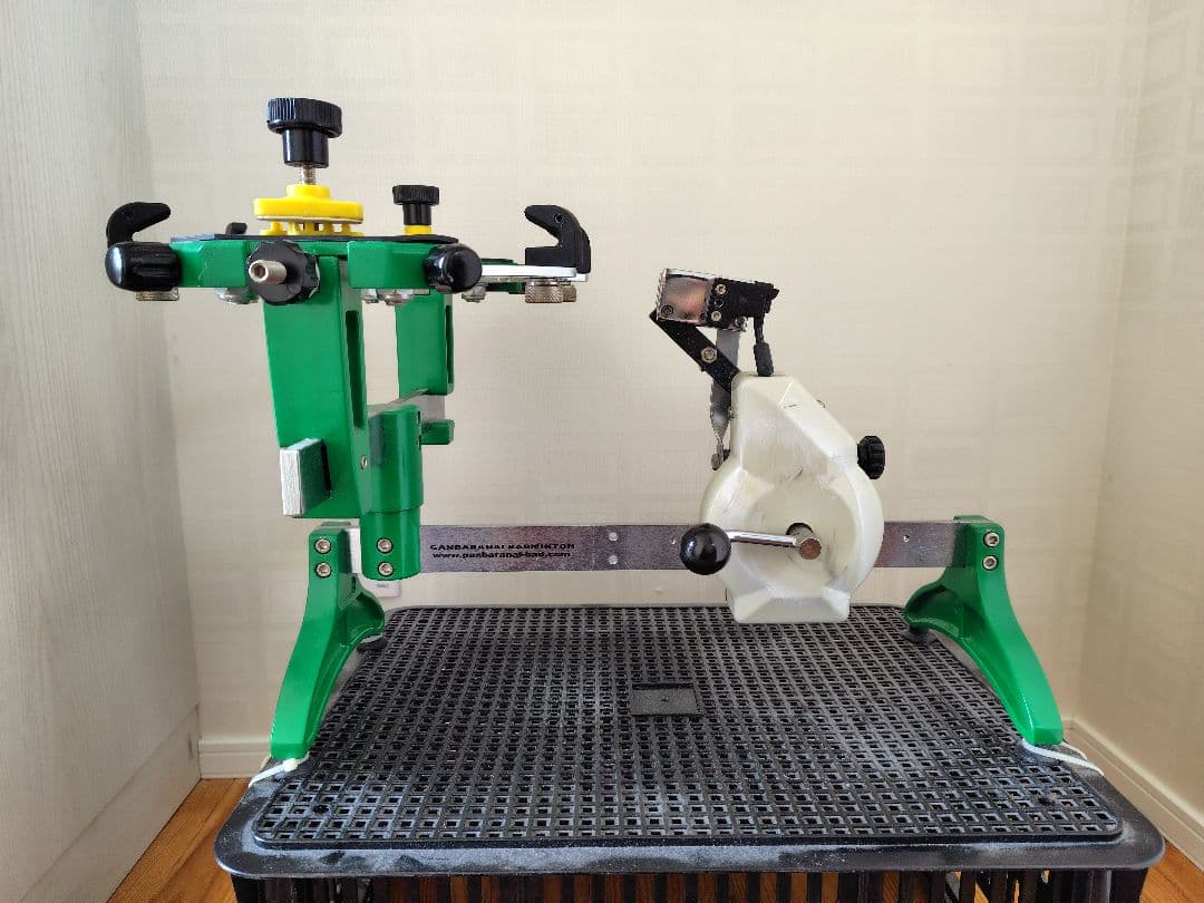 バドミントンラケットストリングマシンとツールセット