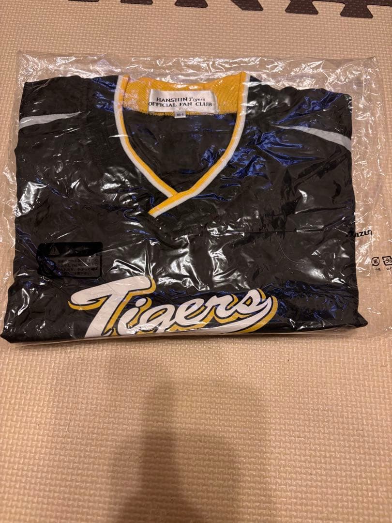 阪神Tigers 応援バッグ ＋応援服5着＋タオル2枚＋クッション＋うちわ