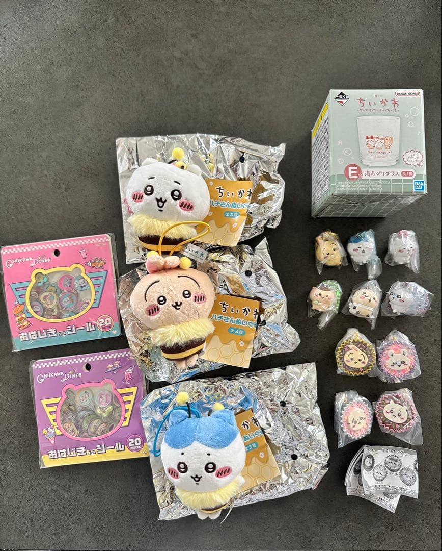 ちいかわ　おはじきふうシール　手作りおやつチャーム　ビスケット　グラス