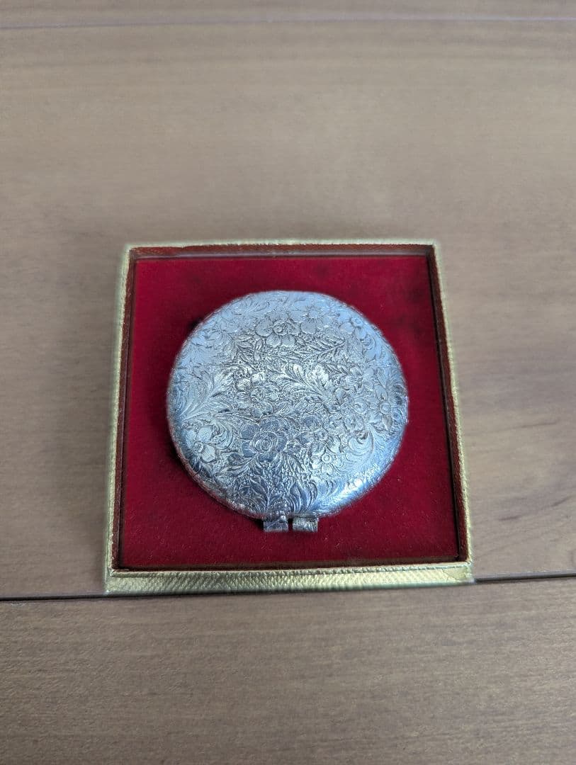 REVLON アンティーク コンパクトケース シルバーカラー 箱付き 未使用品