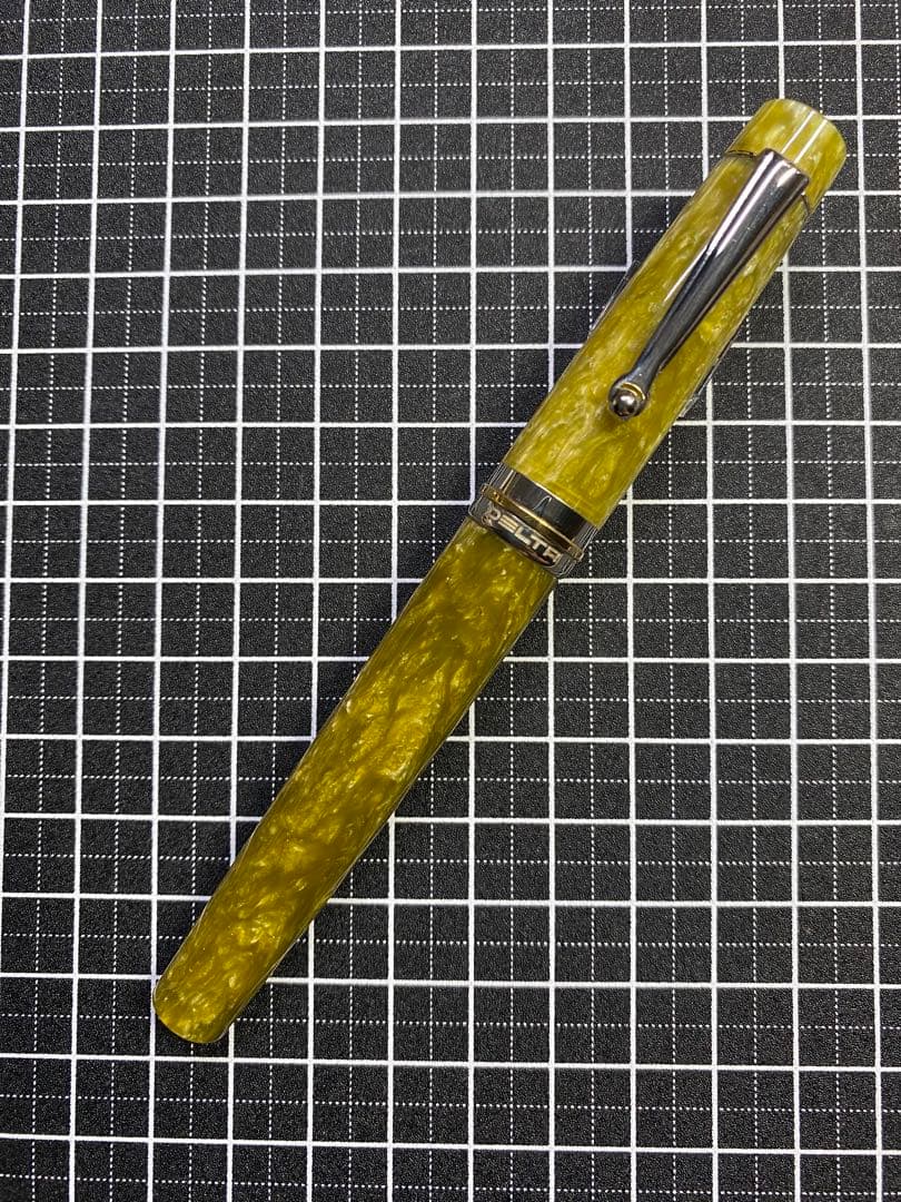 DELTA Vintage Acid-green 万年筆　字幅F