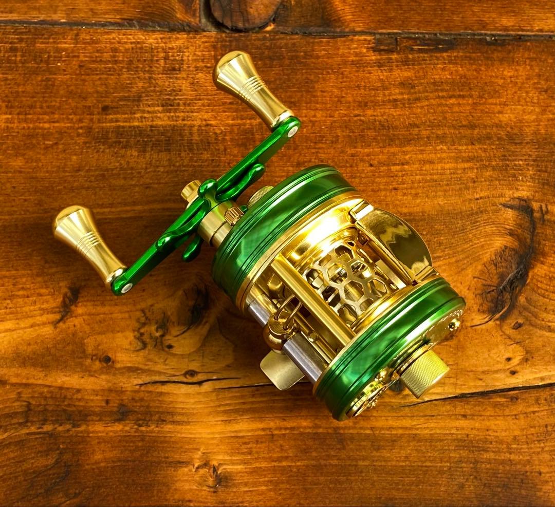 新品未使用　トラウト　ベイトリール　丸型　リール　グリーン×ゴールド　渓流釣り